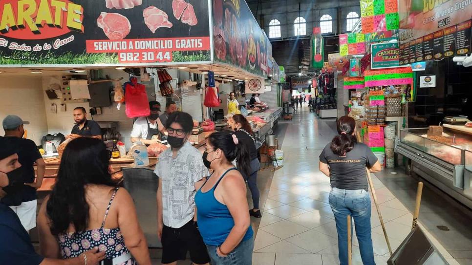 Ventas regulares por el Día de las Madres en el mercado «Pino Suárez»