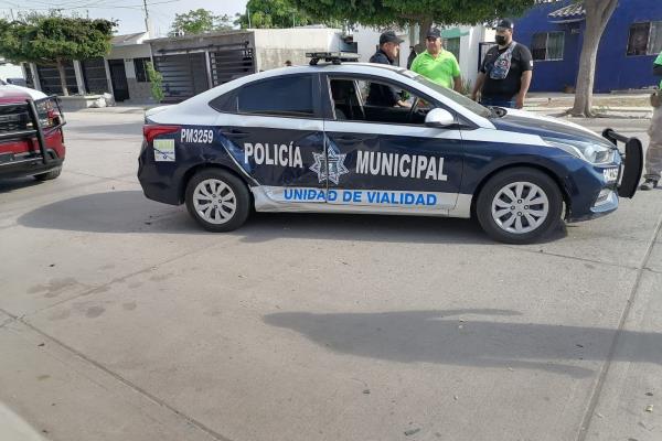 Pareja de adultos mayores chocan contra una patrulla en Los Mochis