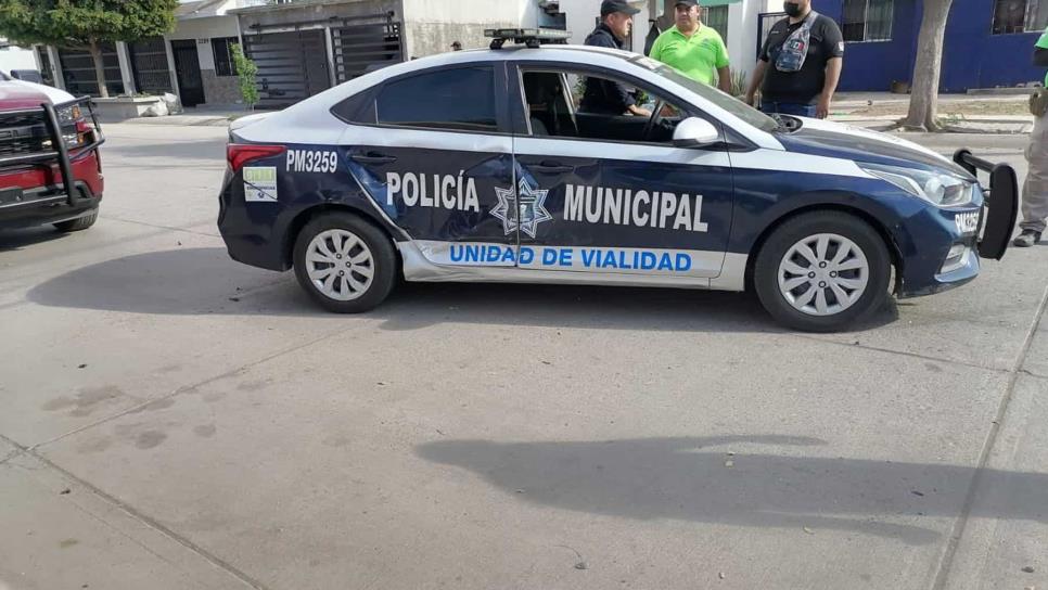 Pareja de adultos mayores chocan contra una patrulla en Los Mochis