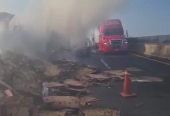 Tráiler cargado de cartón se incendia sobre la Mazatlán-Culiacán, en Elota
