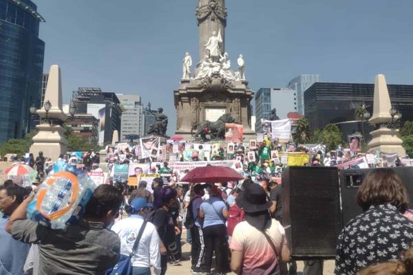 Rastreadoras de El Fuerte y miles de madres de desaparecidos marchan en CDMX