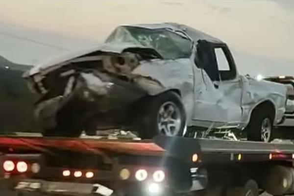 Abandonan camioneta tras volcar en la carretera Mazatlán - Villa Unión