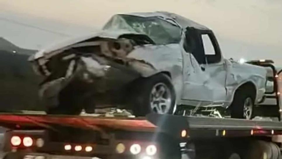 Abandonan camioneta tras volcar en la carretera Mazatlán - Villa Unión