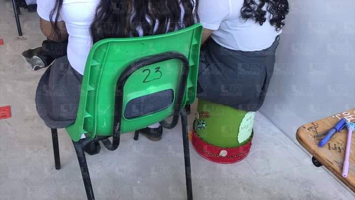 Alumnos toman clases sentados en cubetas en preparatoria en Mazatlán