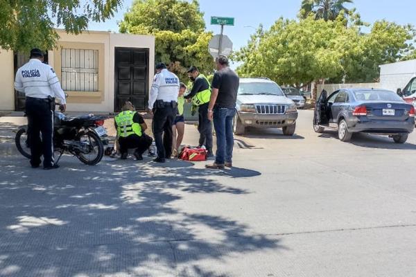Embisten a pareja de motociclistas en Urbi del Rey