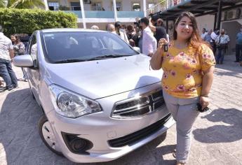 Sin poderlo creer, Leslie García recibe su primer auto en festejo del Día de las Madres