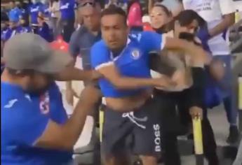 Aficionados de Cruz Azul se agarran a golpes en las gradas del Estadio Azteca