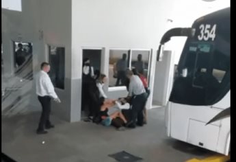 Se agarran «del chongo» dos mujeres en plena central de autobuses en Mazatlán