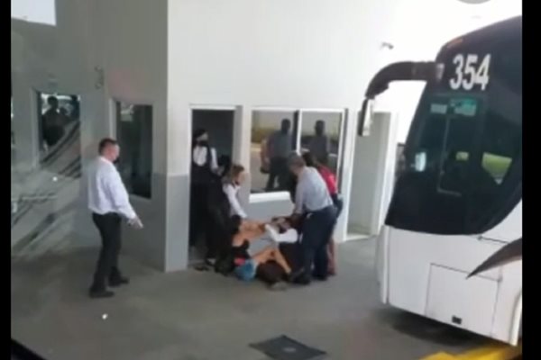 Se agarran «del chongo» dos mujeres en plena central de autobuses en Mazatlán