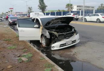 Corto circuito provoca incendio en vehículo en Los Mochis