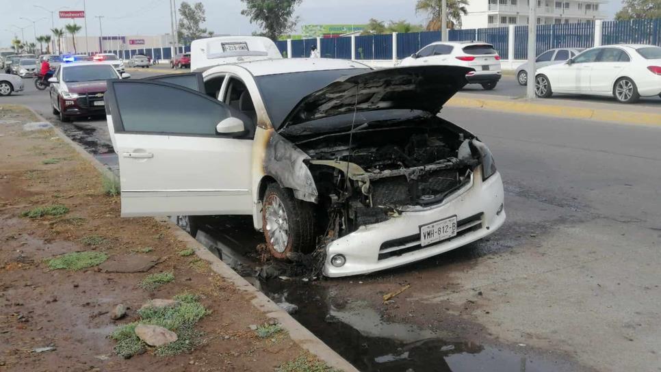 Corto circuito provoca incendio en vehículo en Los Mochis