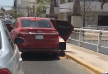 Mujer se baja de auto y defeca en pleno centro de Culiacán
