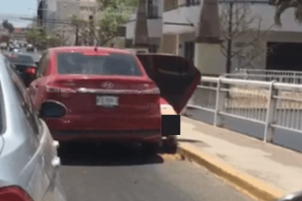 Mujer se baja de auto y defeca en pleno centro de Culiacán