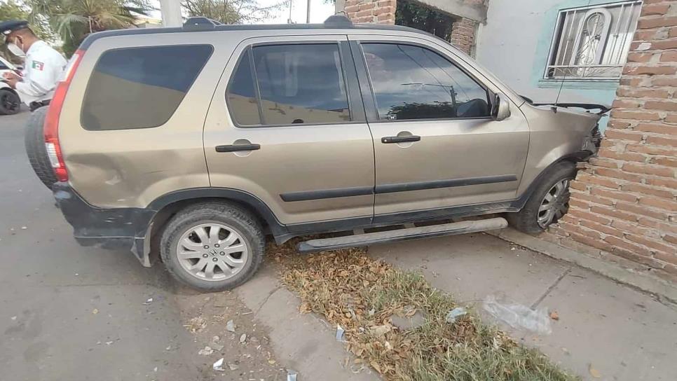 Camioneta se mete a casa tras choque en el sector Providencia; hubo un lesionado