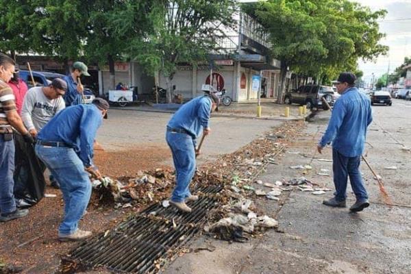 Limpian bocas de tormenta para disminuir riesgos de inundación en Los Mochis
