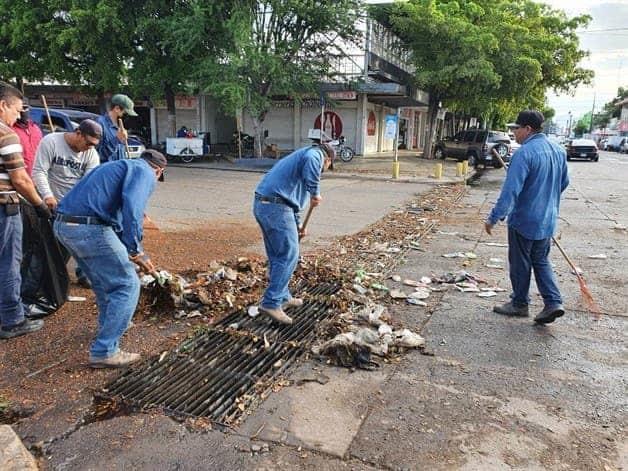 Limpian bocas de tormenta para disminuir riesgos de inundación en Los Mochis