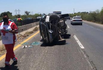 Hombre choca contra el muro y vuelca cerca de Batamote, termina lesionado