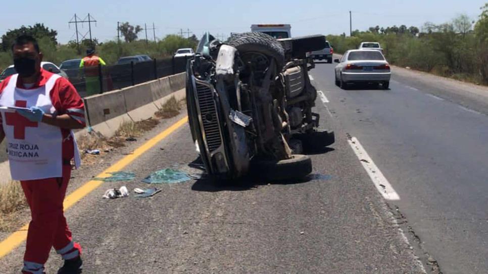 Hombre choca contra el muro y vuelca cerca de Batamote, termina lesionado