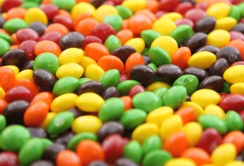 Cofepris alerta por posible contaminación de los dulces Skittles