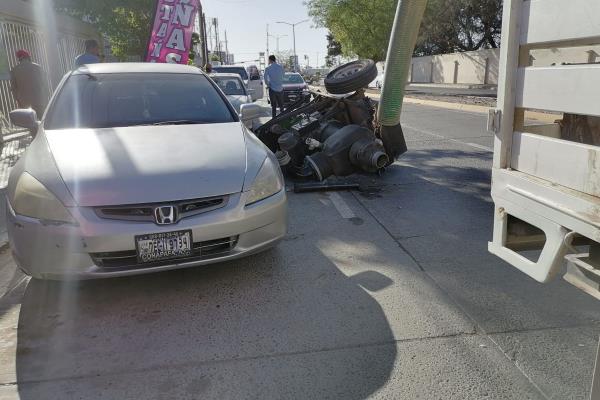 Choca unidad de Japama contra 2 vehículos estacionados en colonia Las Delicias, en Los Mochis