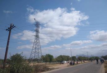 Hombre amenaza con aventarse de torre de alta tensión en Villa Unión