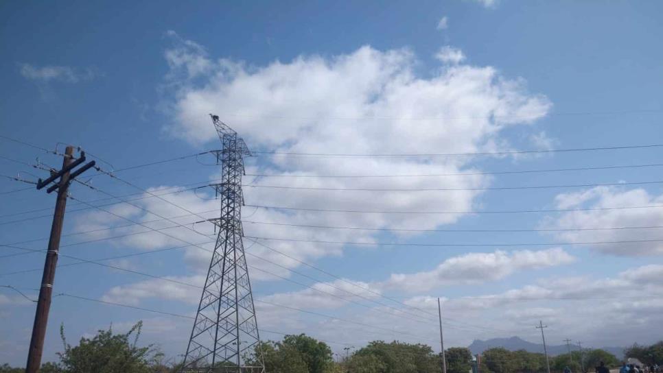 Hombre amenaza con aventarse de torre de alta tensión en Villa Unión