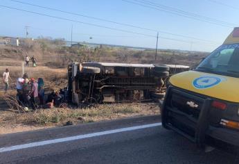 Vuelca camión de jornaleros, en Escuinapa; se reportan más de 20 heridos