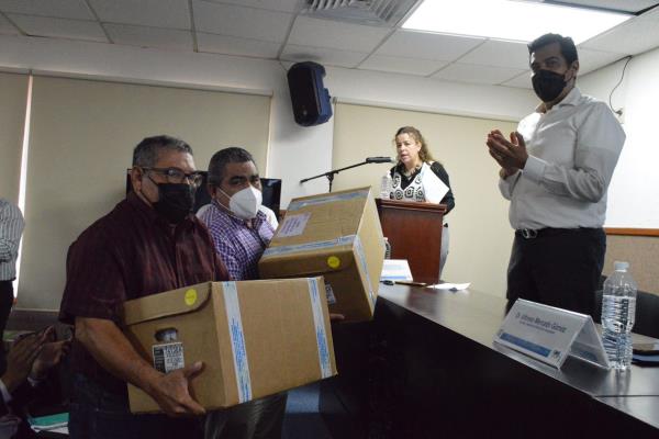 Entrega el CENEVAL los paquetes de exámenes a los directores de unidades académicas