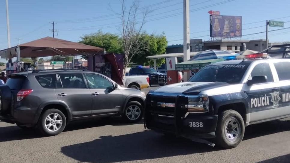 Intenta levantar a un hombre y se refugia dentro de tienda departamental