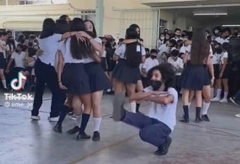 Estudiante de la UAS se viraliza por sus curiosos pasos de baile