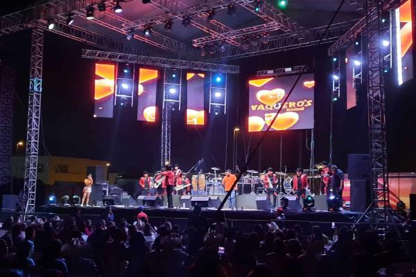 Vaqueros Musical y «El Coyote» ponen a cantar a mazatlecos en la Feria Ganadera 2022