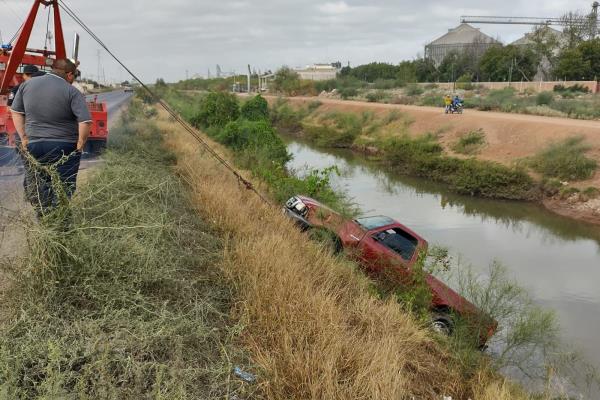 Hombre cae al canal Lateral 18 en Ahome y resulta ileso