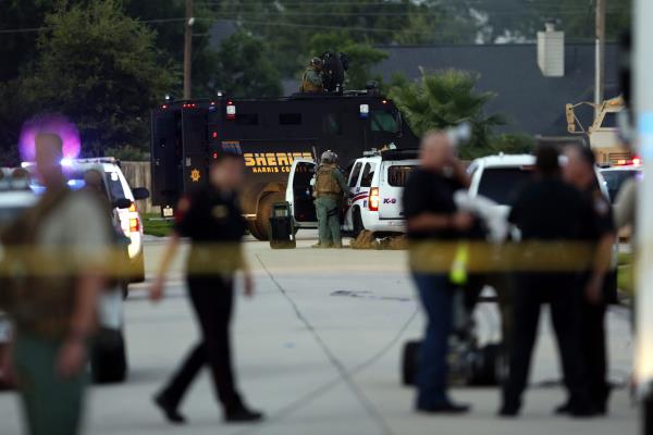Al menos 16 muertos, entre ellos el agresor, en tiroteo en escuela de Texas