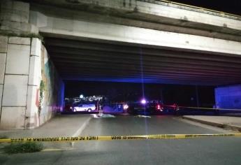 Hallan a dos hombres sin vida y encobijados bajo el puente de La Costerita