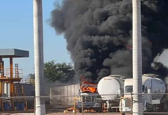 Explotan contenedores de más de 50 mil litros de combustible cada uno en Ahome