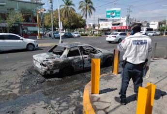 Auto se incendia y queda en cenizas en Culiacán
