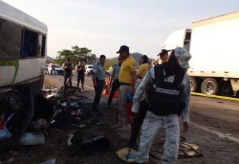 Chocan tráiler y autobús en Escuinapa; hay 2 muertos y 44 heridos