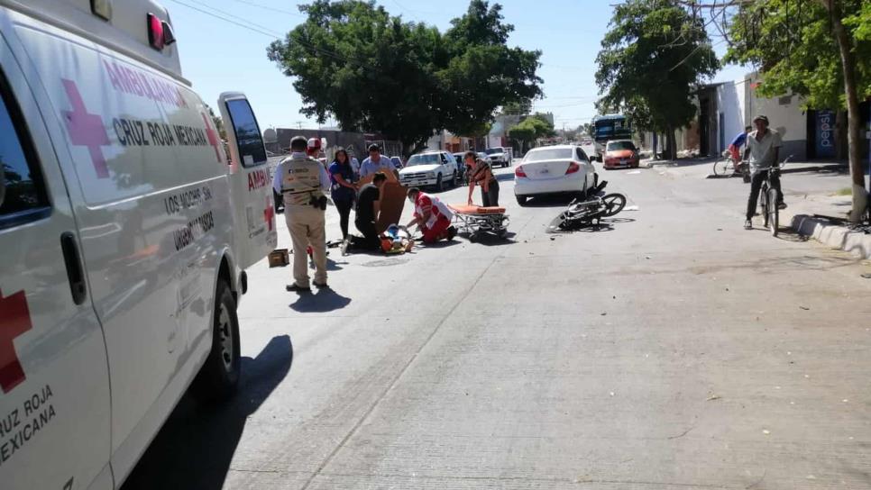 Grave una joven mujer al chocar en su moto el oriente de Los Mochis