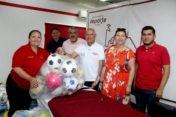 Gobierno municipal de Ahome entrega material deportivo a Síndicos