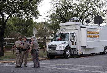 Arrestan a estudiante de Texas que tenía armas y municiones en su vehículo