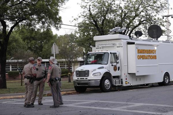Arrestan a estudiante de Texas que tenía armas y municiones en su vehículo