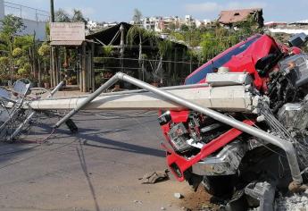 Conductor pierde el control de su camioneta de lujo y derriba poste, en Culiacán