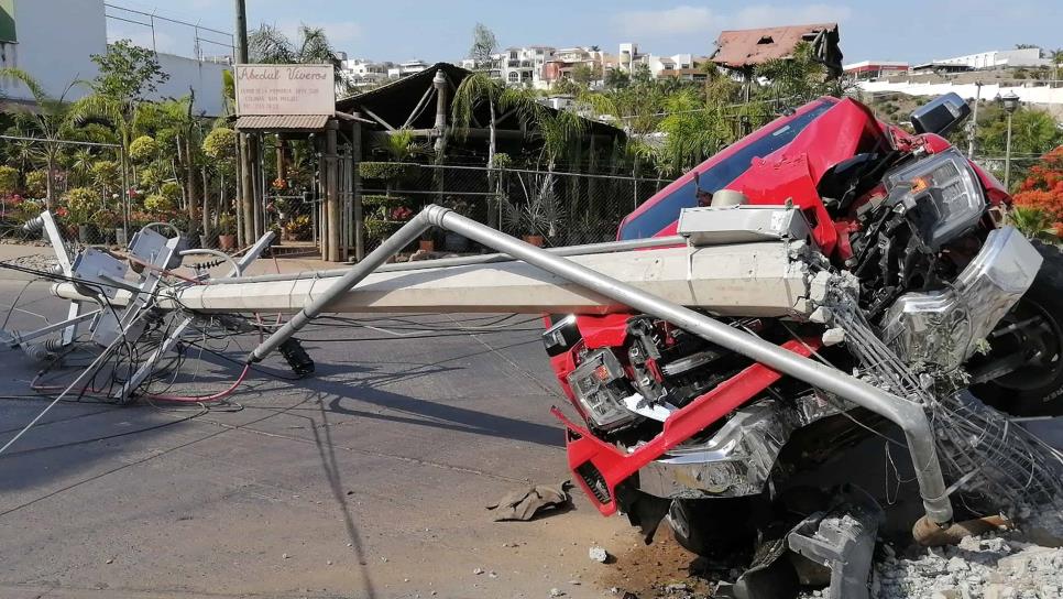 Conductor pierde el control de su camioneta de lujo y derriba poste, en Culiacán