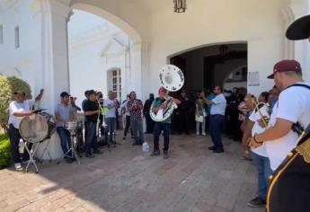 ¡Al son de la tambora! Celebran solicitud de licencia de Estrada Ferreiro