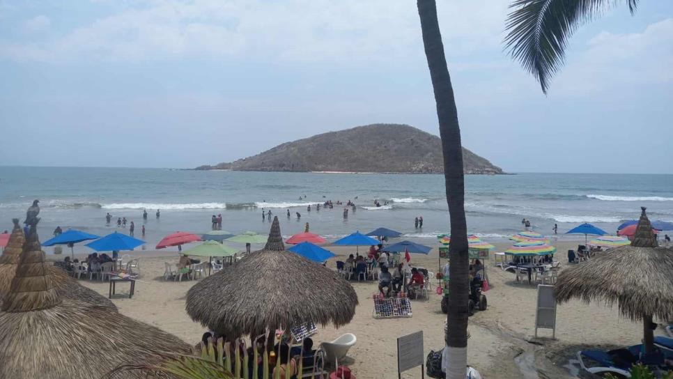 Rescatan de morir ahogados a tres menores de edad, en playa de Mazatlán