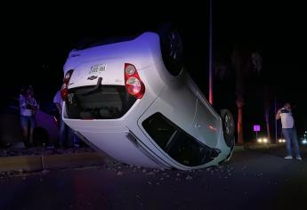 Un choque y una volcadura, en hechos distintos, dejan tres mujeres lesionadas; una está grave