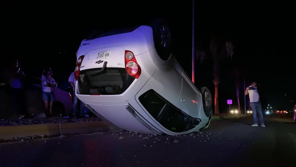 Un choque y una volcadura, en hechos distintos, dejan tres mujeres lesionadas; una está grave