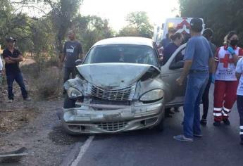 Choca contra una camioneta y termina lesionado en Guasave