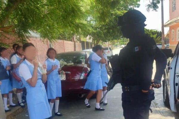 Advierten de riñas entre jóvenes de secundaria; Policía cerca la hora de la salida