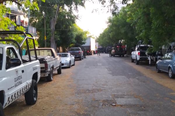 Sacan miles de litros de sustancias quimicas de un inmueble de la colonia Centro, en Culiacán